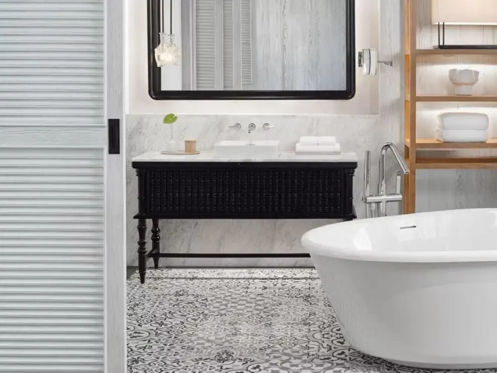 Design-Badezimmer mit Mosaikfliesen, Waschtisch und Badewanne