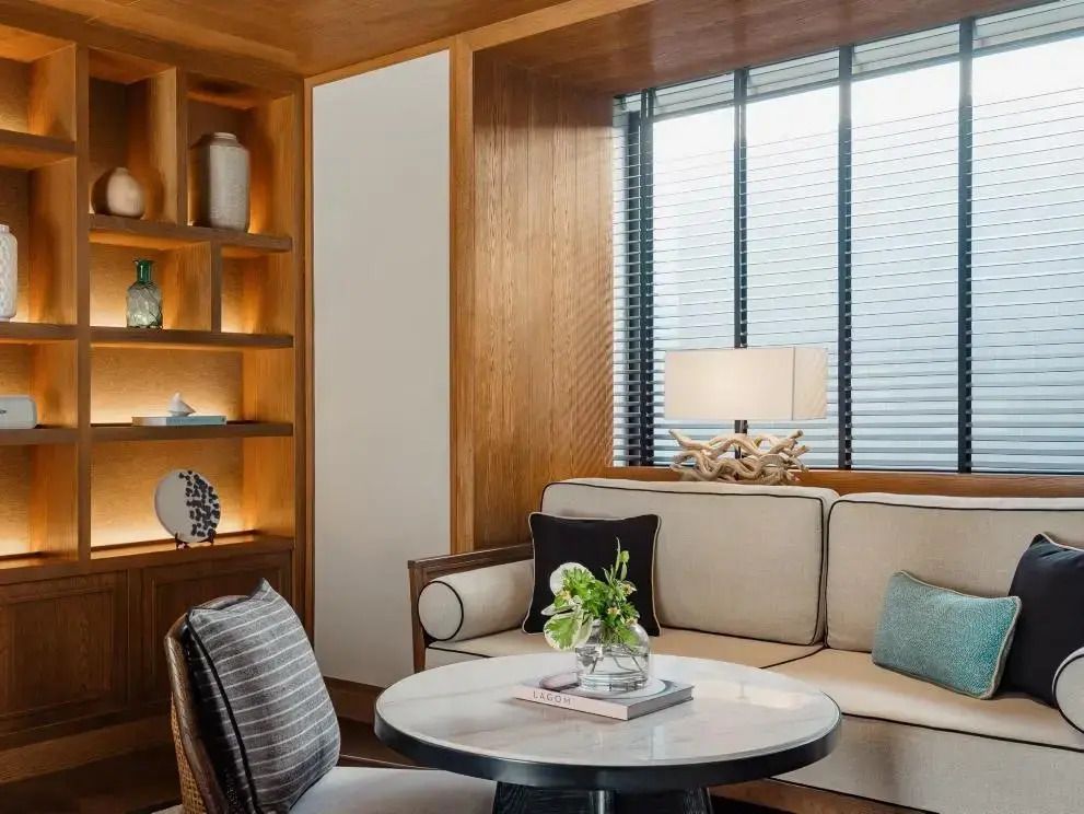 Gemütlicher Wohnbereich mit Sofa und stilvollen Dekorelementen.
