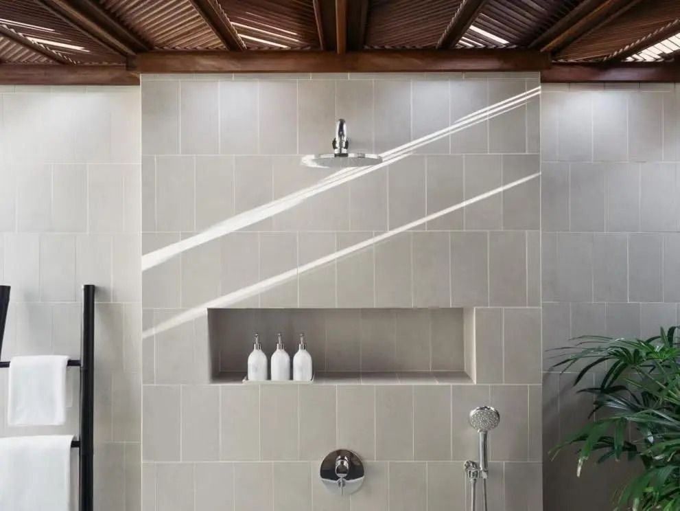 Moderne Dusche mit einzigartigem Lichteinfall und klaren Linien.