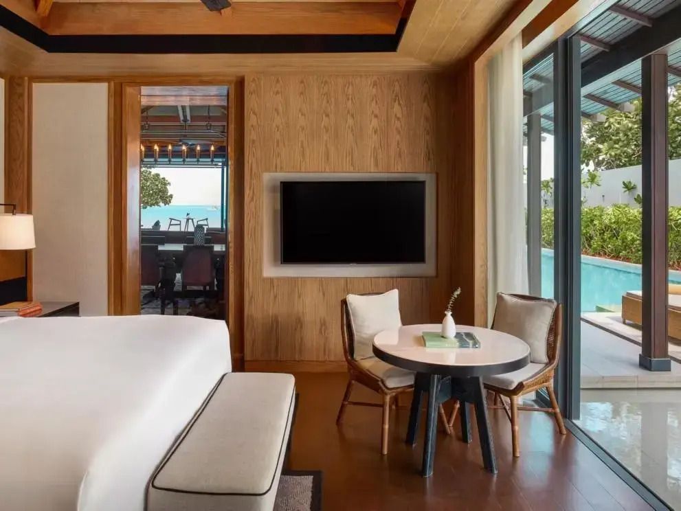 Luxuriöses Schlafzimmer mit Blick auf den Pool und das Meer.