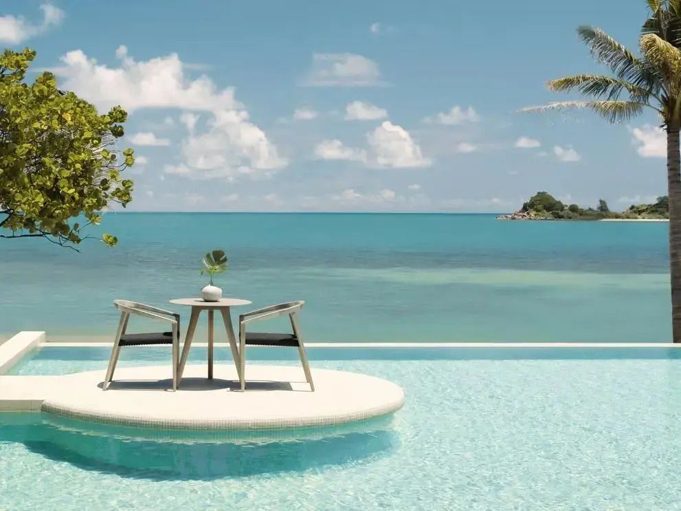 Infinity Pool mit atemberaubendem Meerblick und Sitzbereich.