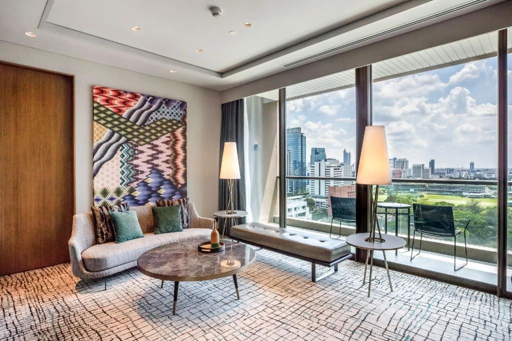 Luxuriöses Wohnzimmer mit großen Fenstern und stilvoller Kunst an der Wand