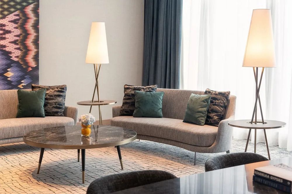Geschmackvoll eingerichteter Wohnbereich mit eleganten Sofas und sanfter Beleuchtung
