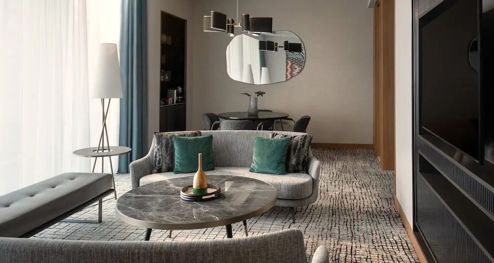Gemütlicher Wohnbereich mit eleganten Möbeln und stilvollem Dekor