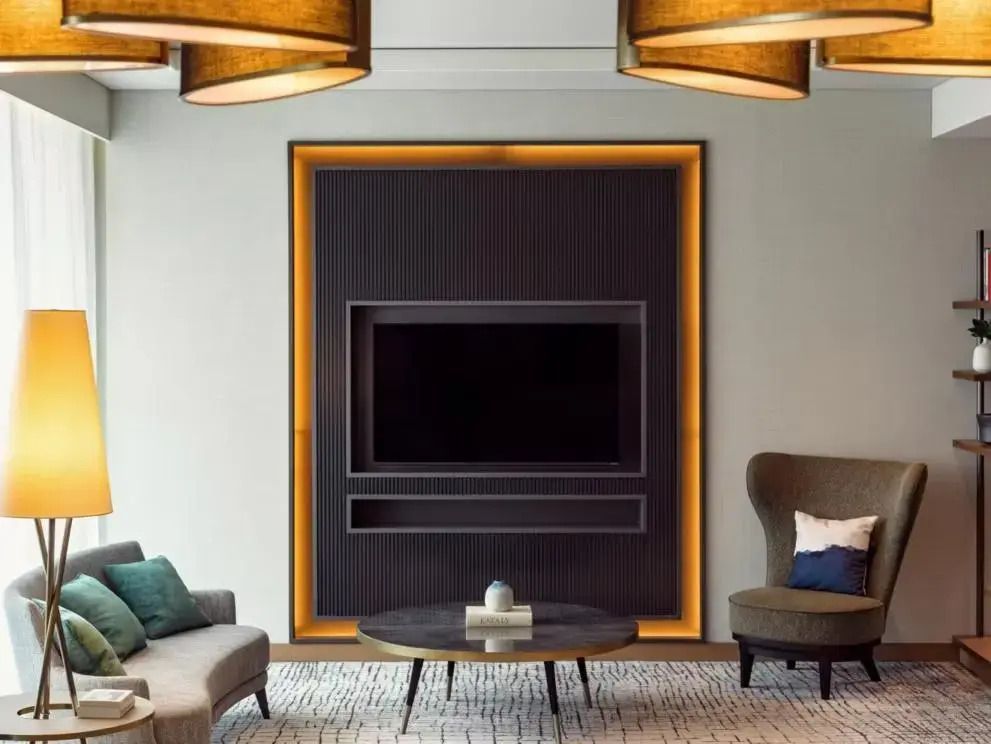Stilvoller Fernseher in modernem Rahmen mit gemütlicher Sitzgelegenheit