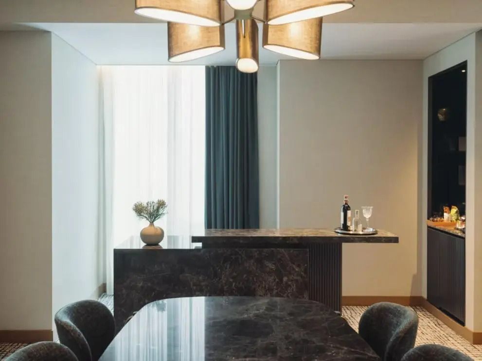 Elegante Essgelegenheit mit modernem Tisch und Lampenschirm