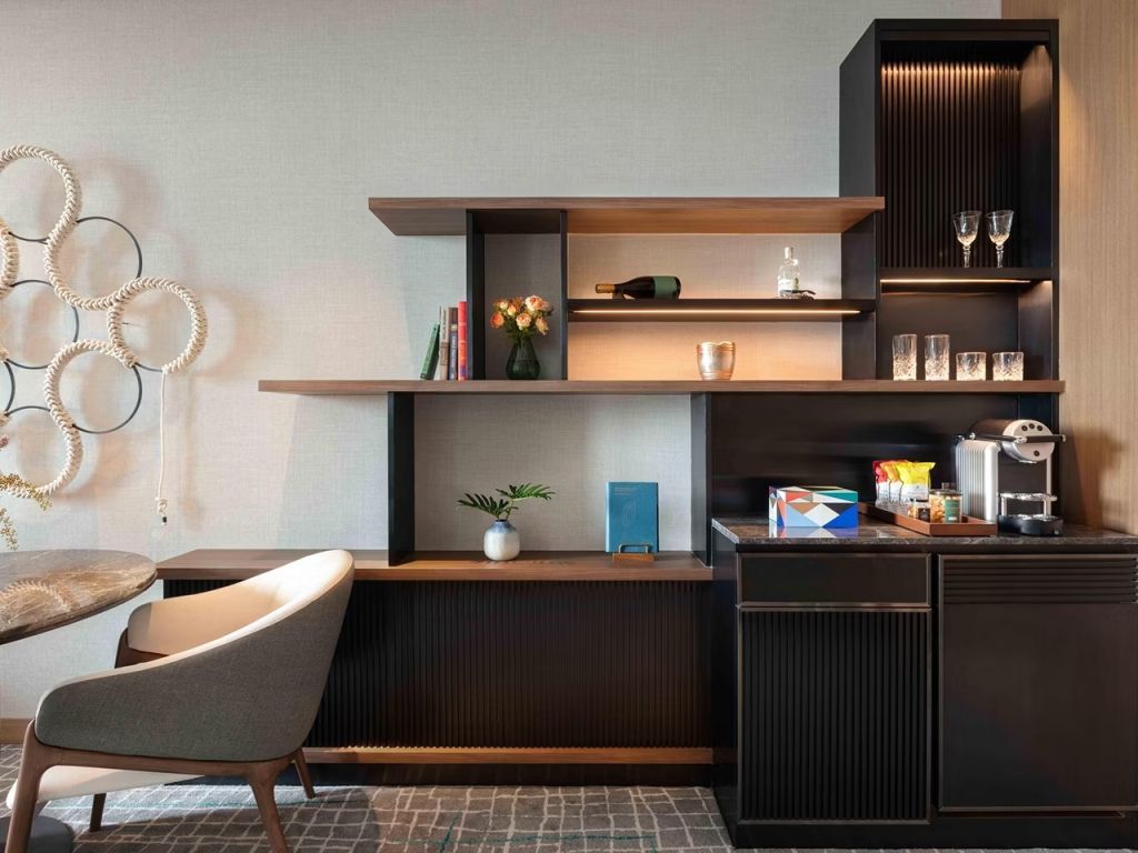 Moderne Zimmerecke mit Regal, dekorativen Akzenten und Kaffeemaschine.