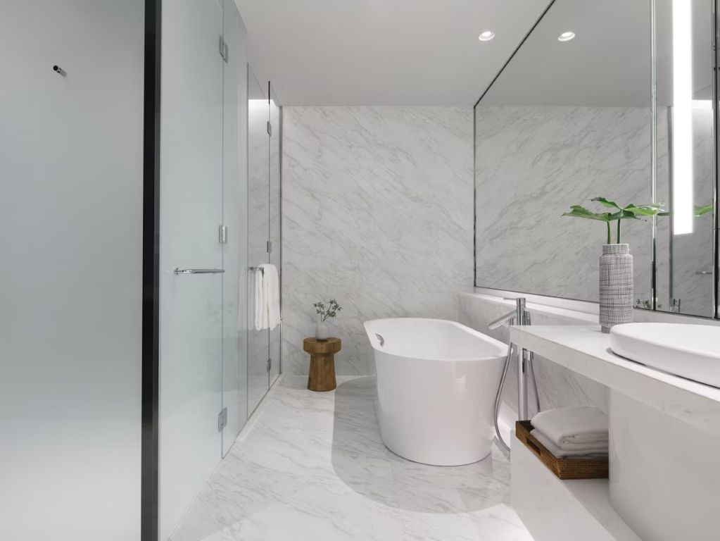 Luxuriöses Badezimmer mit freistehender Badewanne und eleganter Marmorverkleidung