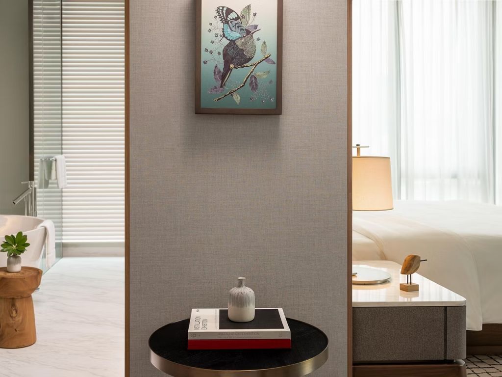 Eleganter Flurbereich mit Kunstwerk und Dekoration in der Familiensuite.