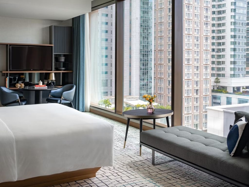 Modernes Hotelzimmer mit Blick auf eine städtische Skyline