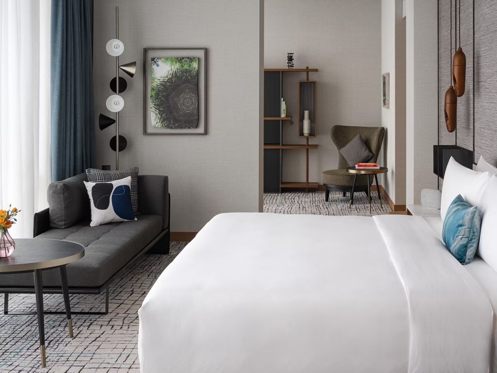 Elegantes Doppelzimmer mit stilvollen Dekorationen und Sitzbereich