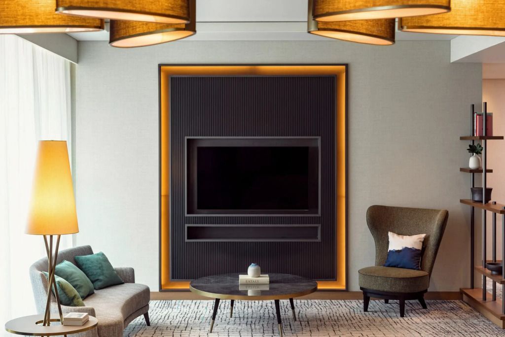 Fernsehbereich mit moderner Akzentbeleuchtung und bequemen Sitzgelegenheiten