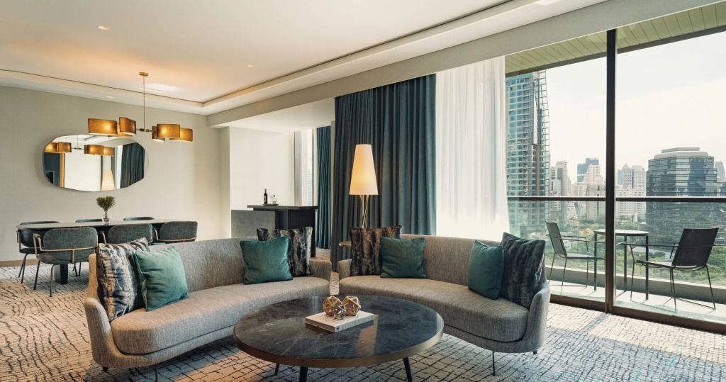Großzügiger Wohnbereich mit geschmackvollen Sofas und Blick auf die Stadt