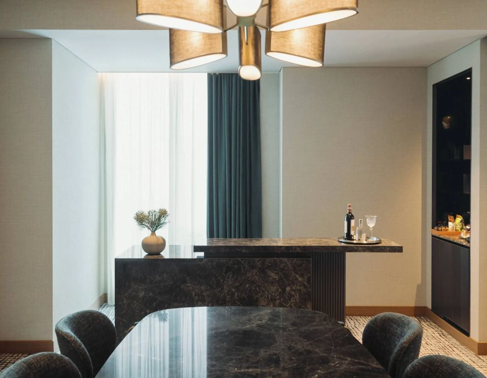 Moderne Essecke mit Marmortisch und stilvoller Beleuchtung