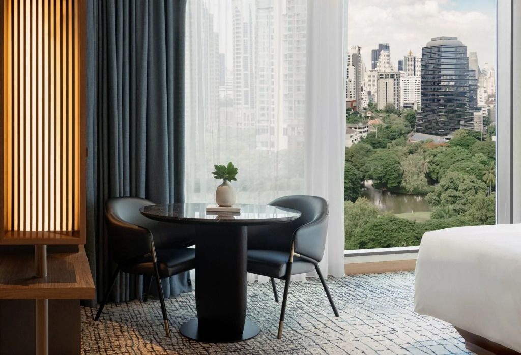 Sitzbereich mit Tisch und Aussicht auf die Skyline von Bangkok