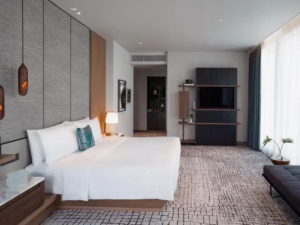 Moderne Suite mit Doppelbett und stilvoller Einrichtung im Kimpton Maa-Lai Bangkok