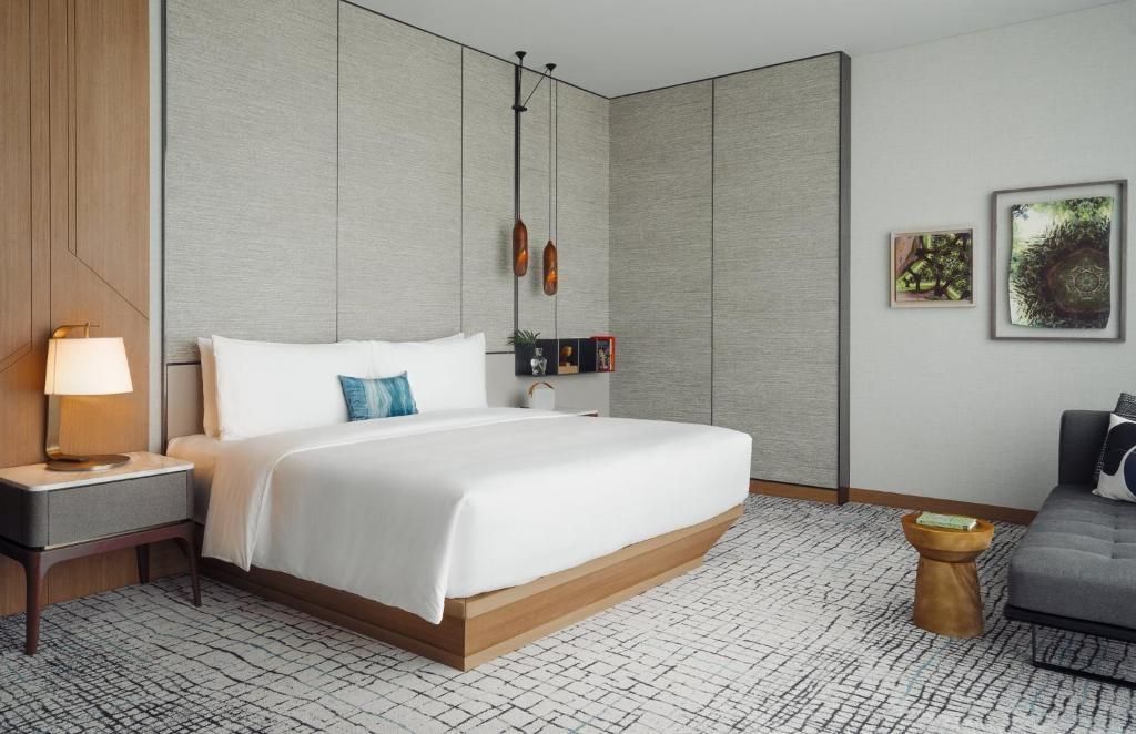 Modernes Hotelzimmer mit gemütlichem Doppelbett und stilvollem Interieur
