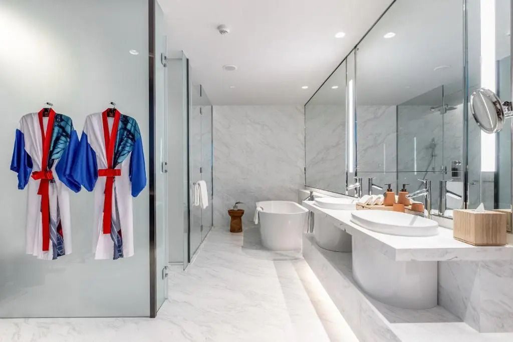 Luxuriöses Badezimmer mit freistehender Badewanne und großen Spiegeln