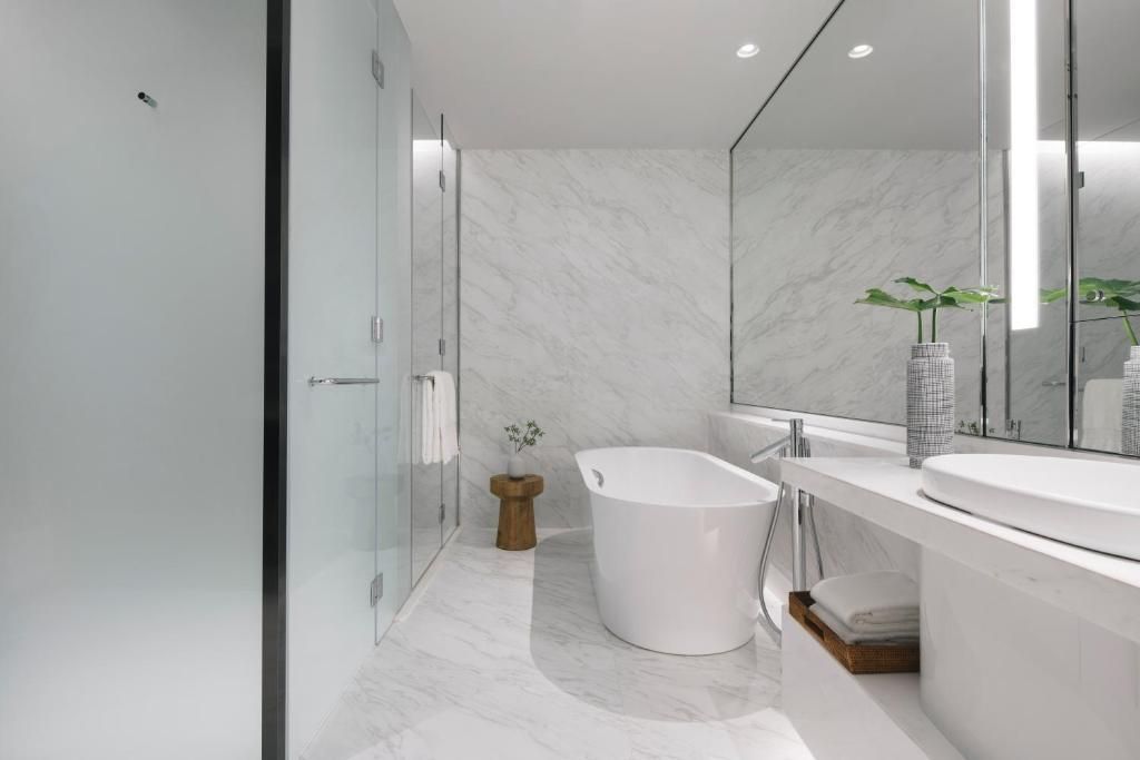 Modernes Badezimmer mit freistehender Badewanne und eleganter Ausstattung