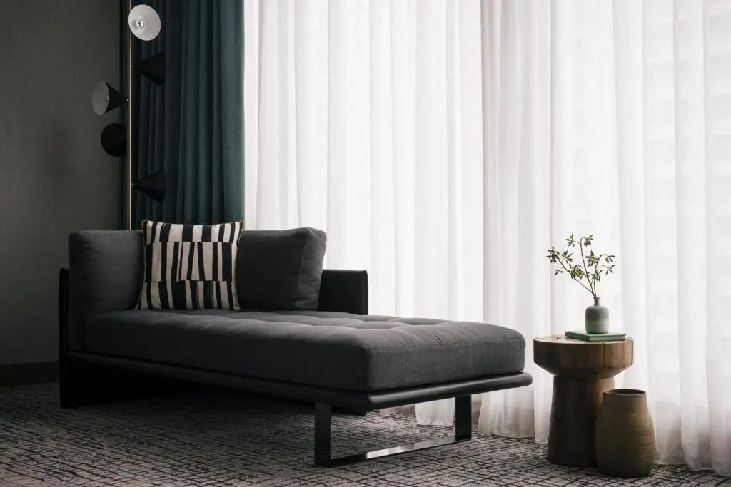 Stilvolle Sitzecke mit eleganter Couch und natürlicher Beleuchtung