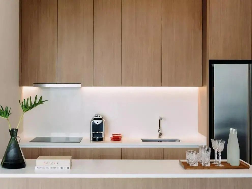 Moderne Küchenzeile mit Holzschränken und Kaffeemaschine