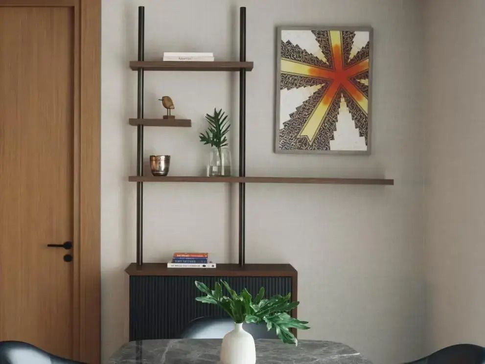 Moderne Regalwand mit Kunstwerk und Dekor