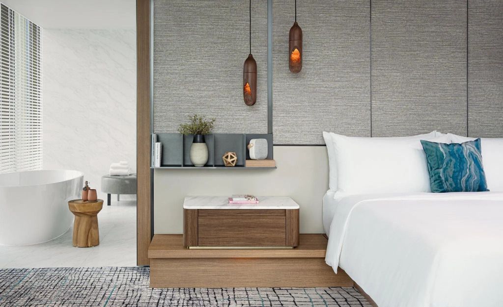 Modernes Hotelzimmer mit stilvoller Innenausstattung und Dekoration in neutralen Tönen.