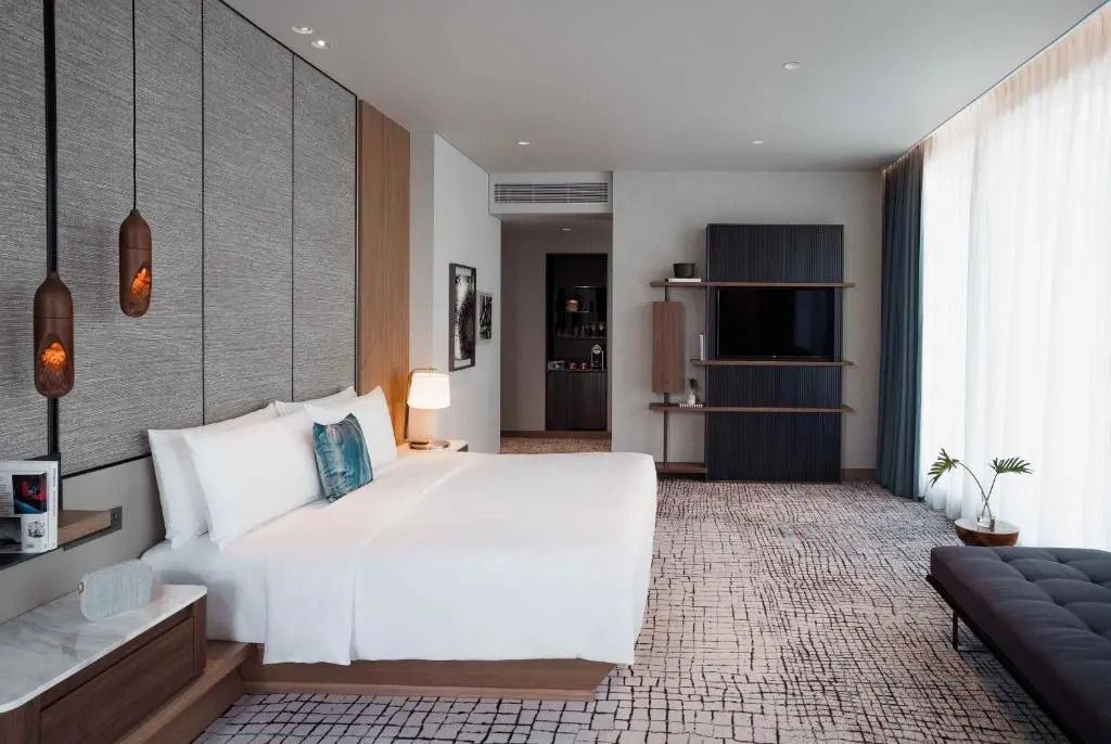 Weitläufiges Zimmer mit großzügigem Bett und stilvoller Einrichtung.