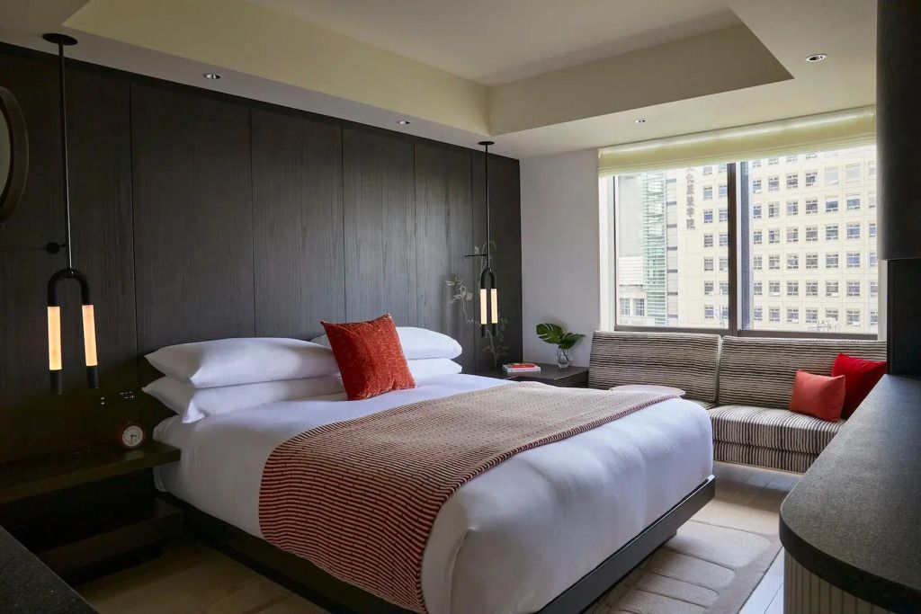 Elegantes Doppelzimmer im Kimpton Shinjuku mit stilvoller Dekoration.