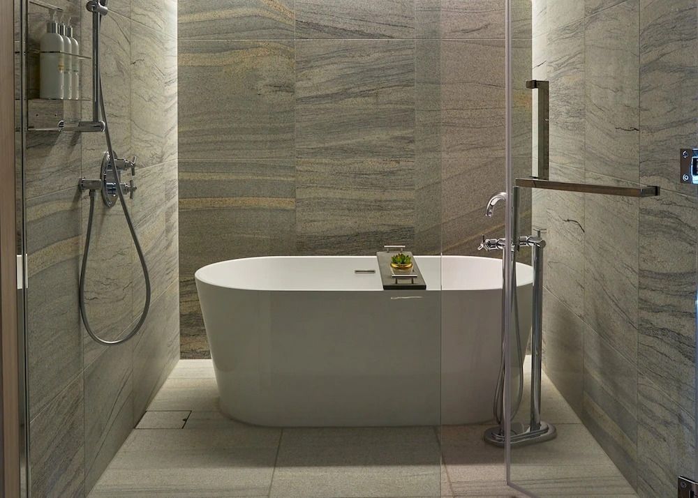 Modernes Badezimmer mit freistehender Badewanne und eleganten Grautönen