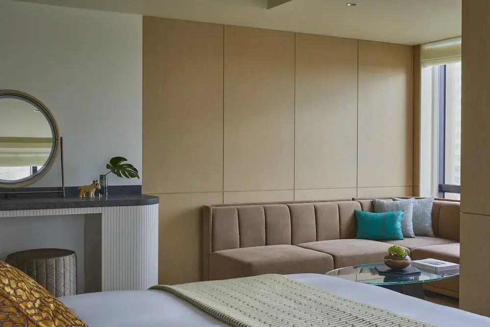 Gemütliche Sitzecke in modernem Hotelzimmer mit großem Fenster