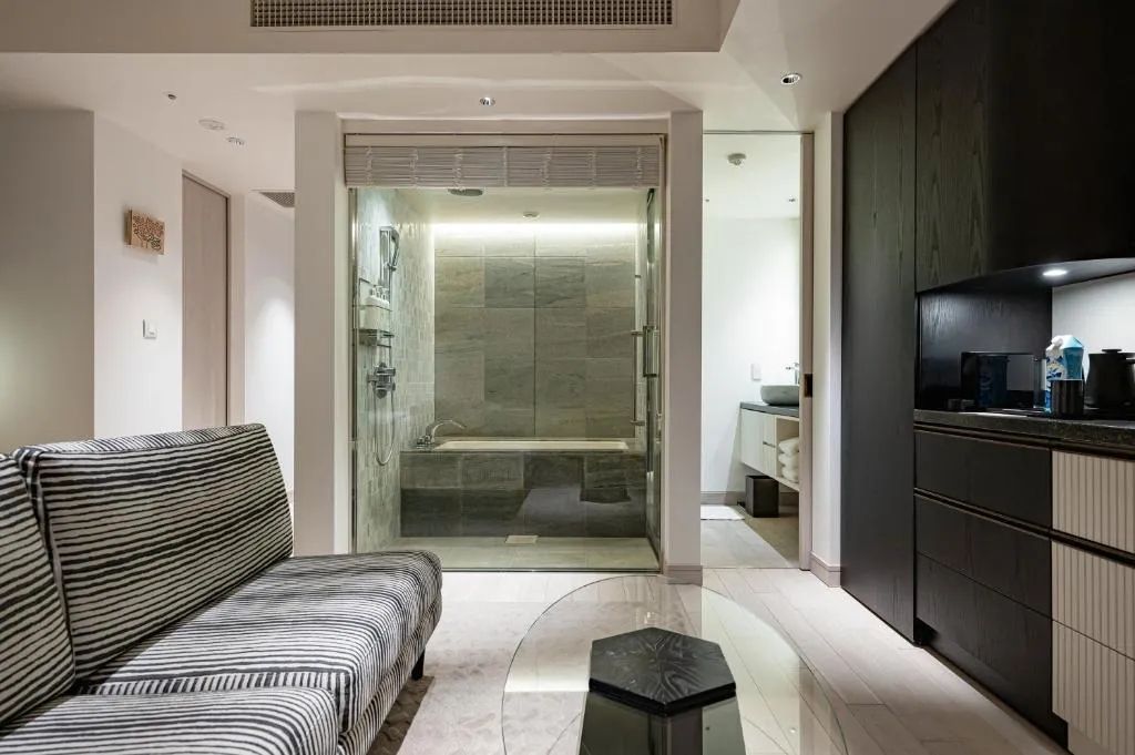 Modernes Badezimmer mit Glaswand in einem Hotelzimmer