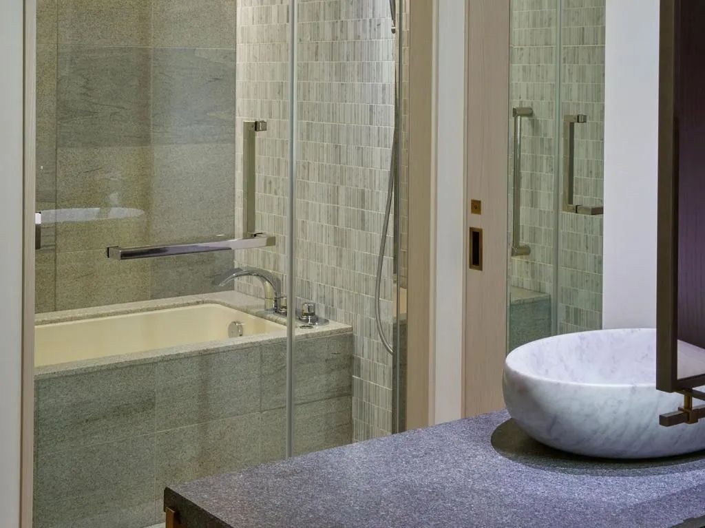 Waschbecken und Badewanne in einem eleganten Badezimmer
