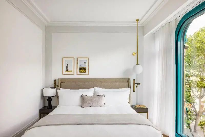 Elegantes Einzelzimmer mit gemütlichem Bett und stilvoller Dekoration