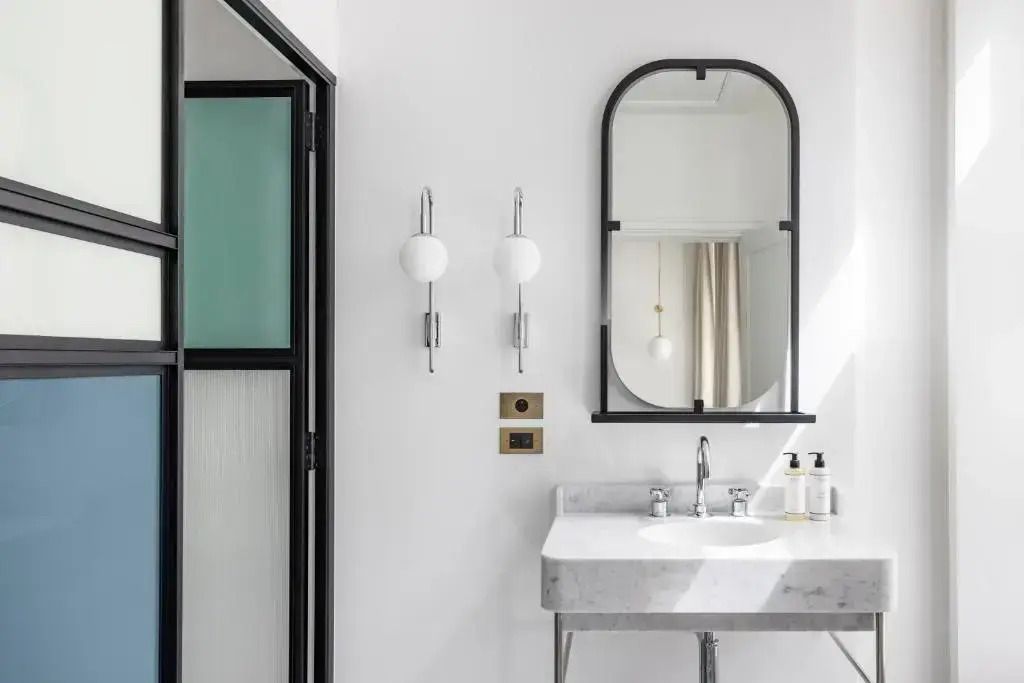 Modernes Badezimmer mit Spiegel und stilvollen Armaturen im Hotelzimmer