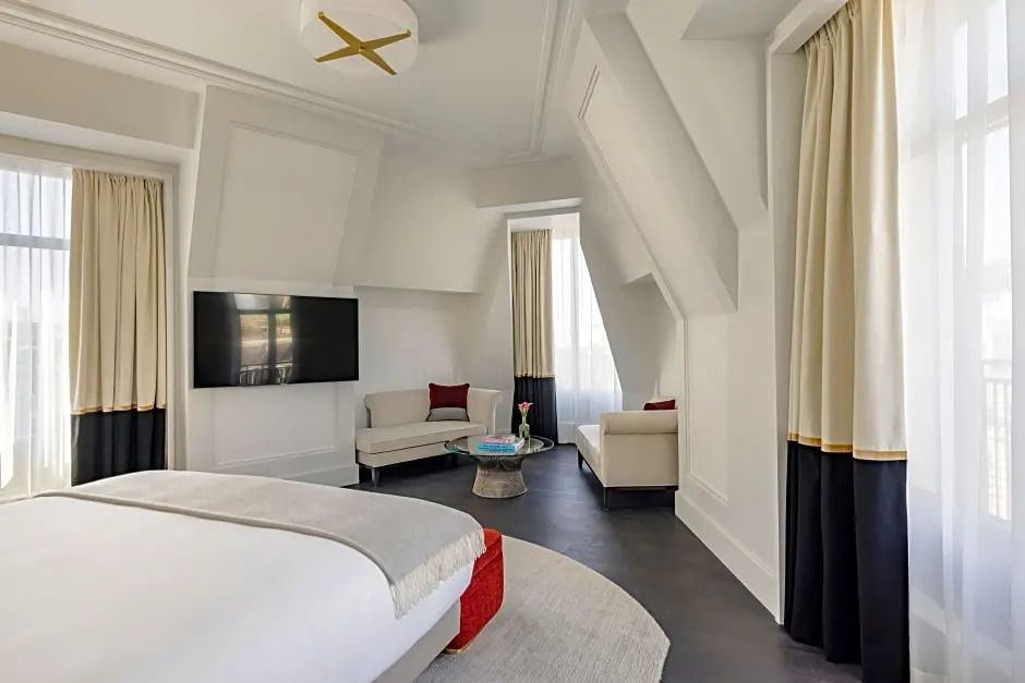 Großzügige Suite mit Sitzbereich, TV und modernem Dekor.