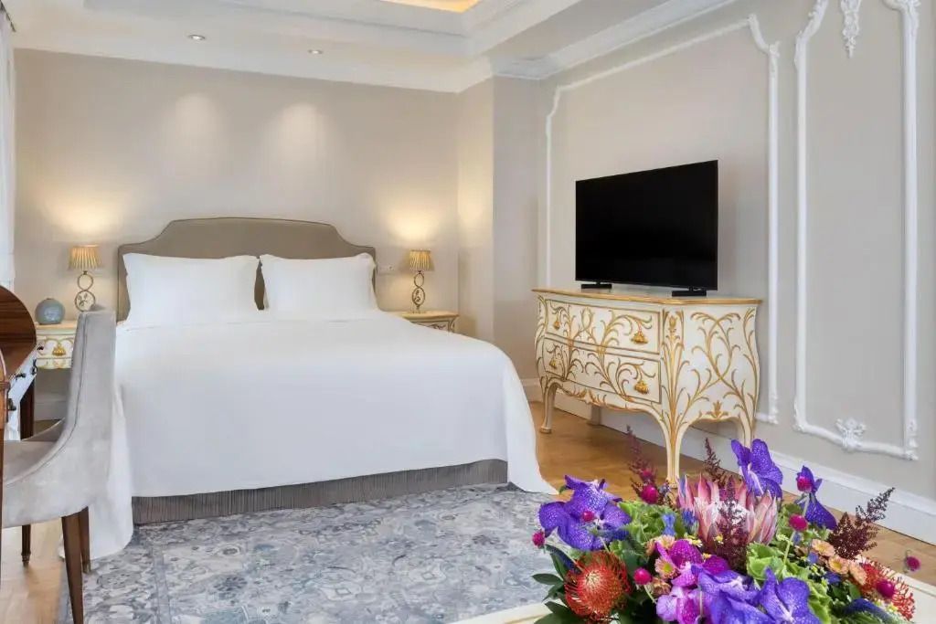 Deluxe Doppelbettzimmer mit elegantem Mobiliar und Fernseher
