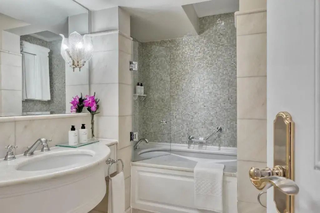 Luxuriöses Badezimmer mit Badewanne und glamourösen Details