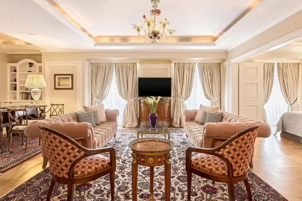 Schicke Lounge mit samtigen Sofas und kunstvoller Beleuchtung