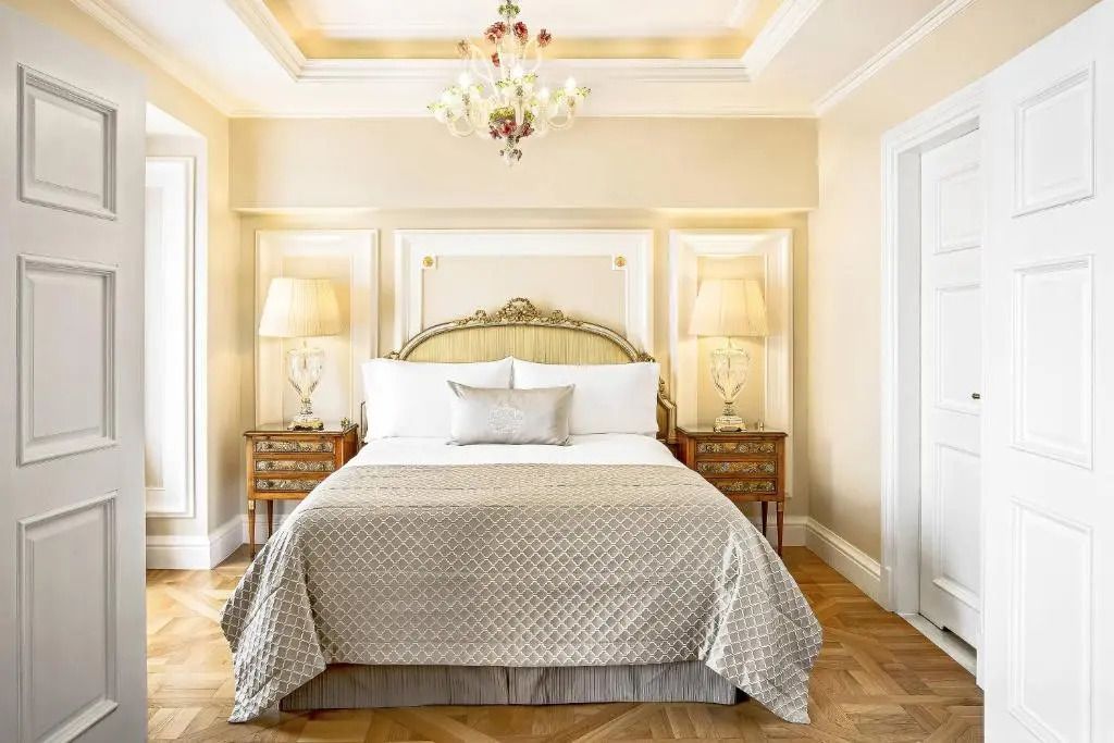 Hauptschlafzimmer mit luxuriösem Doppelbett und eleganten Details