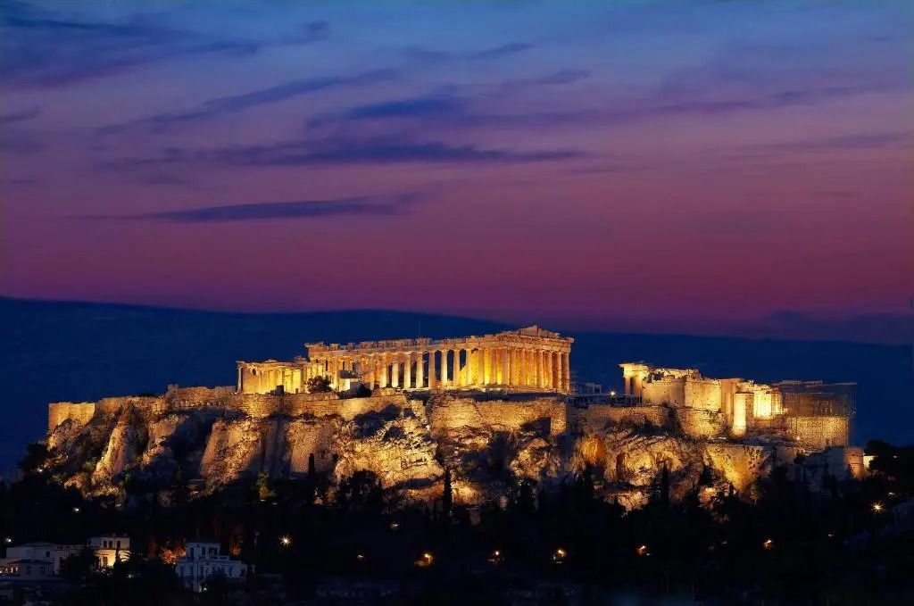 Atemberaubender Blick auf die beleuchtete Akropolis von Athen bei Nacht