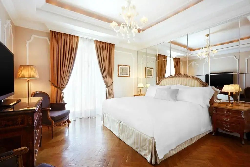 Geräumiges Schlafzimmer mit modernem Doppelbett und eleganten Vorhängen.