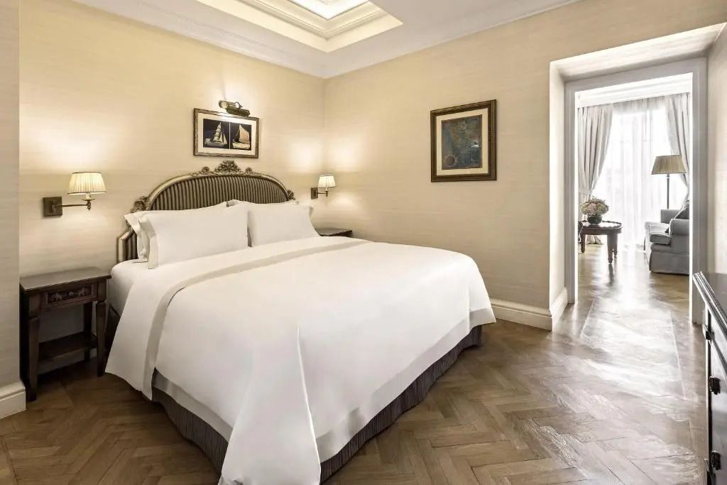 Großes Doppelbett mit klassischem Dekor und stilvollem Interieur.
