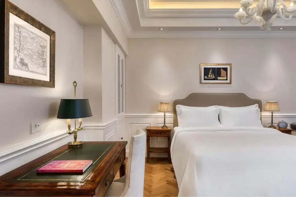 Elegantes Doppelzimmer mit hochwertigem Holzmobiliar und Kunst an den Wänden