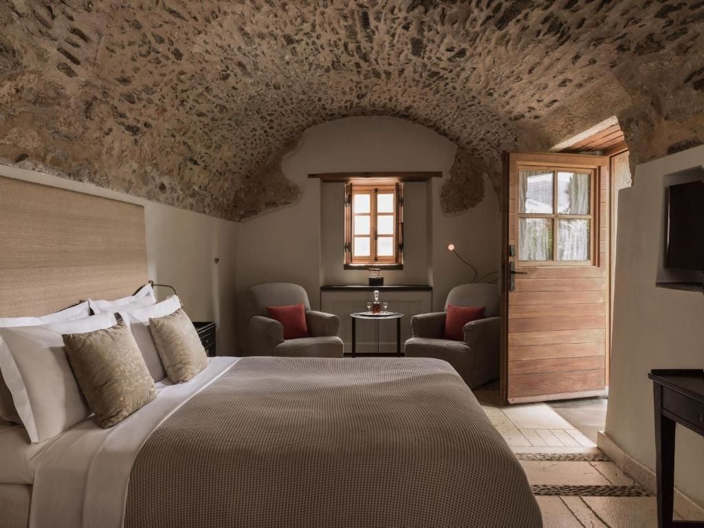 Gemütliches Schlafzimmer in der byzantinischen Suite mit Steinbogen-Decke.
