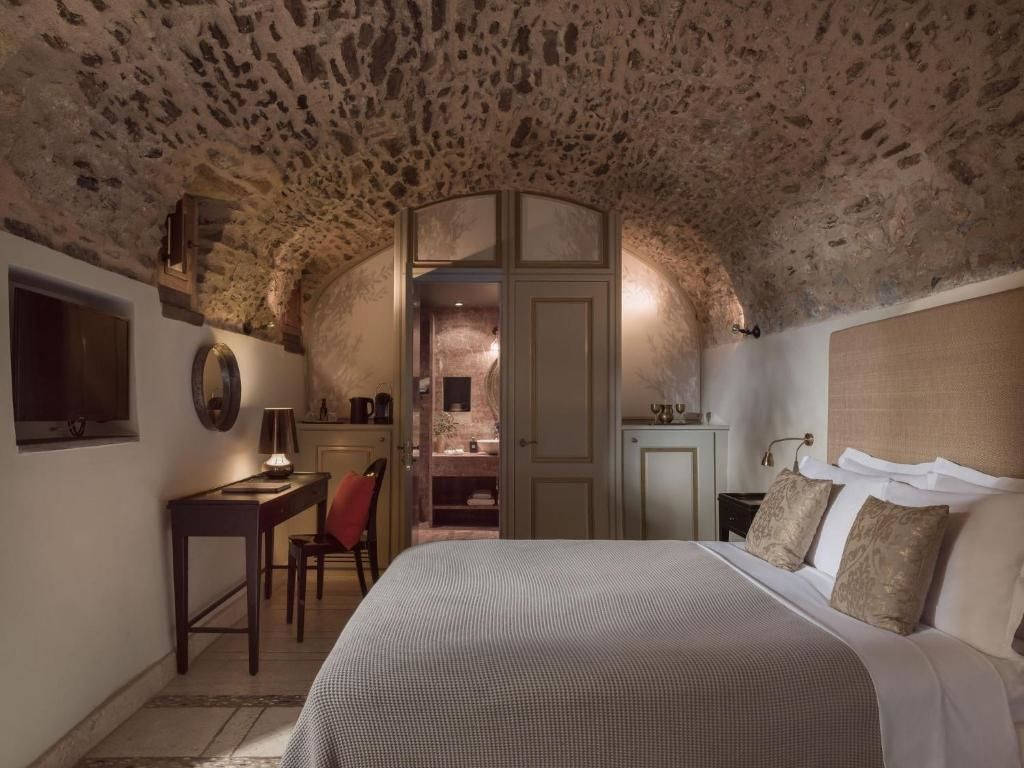 Stilvoll eingerichtetes Schlafzimmer aus Stein und Holz in der byzantinischen Suite.