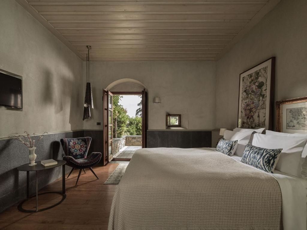 Deluxe Residence mit elegantem Doppelbett und Zugang zur Terrasse mit Gartenblick