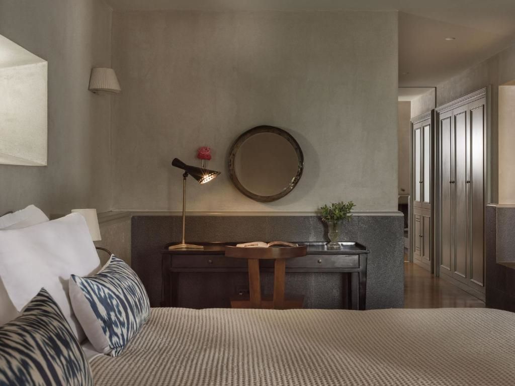 Arbeitsbereich im Deluxe Residence Zimmer mit Schreibtisch und stilvoller Lampe