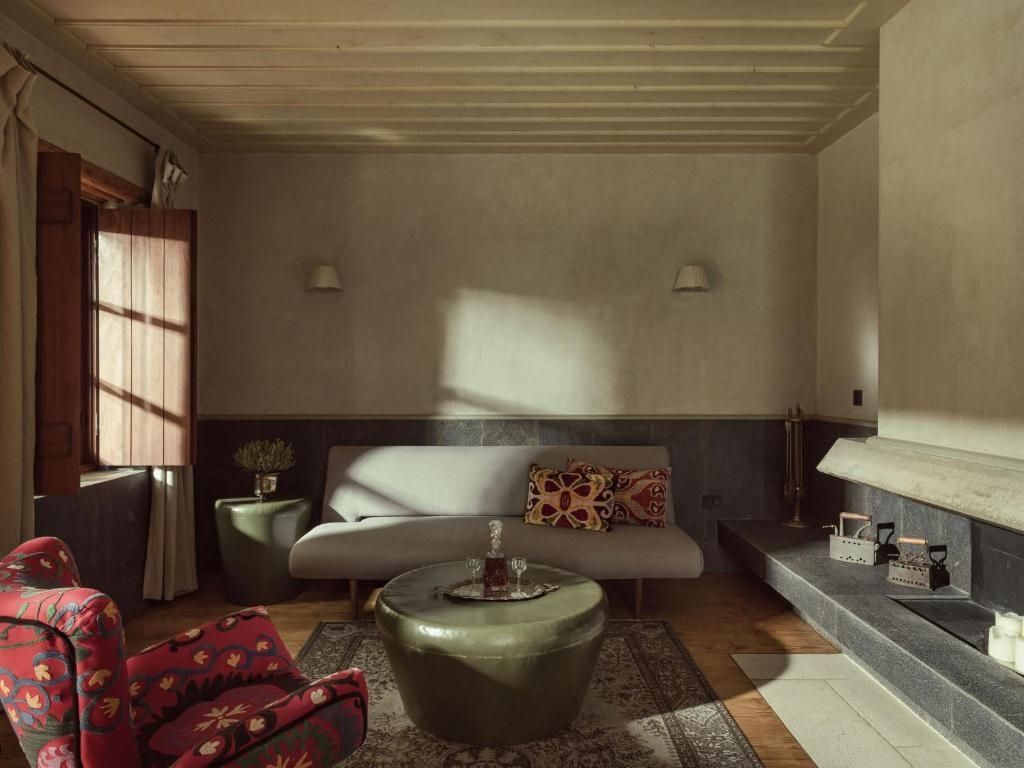 Wohnbereich der Deluxe Residence mit Designer-Sofa und stilvollen Möbeln