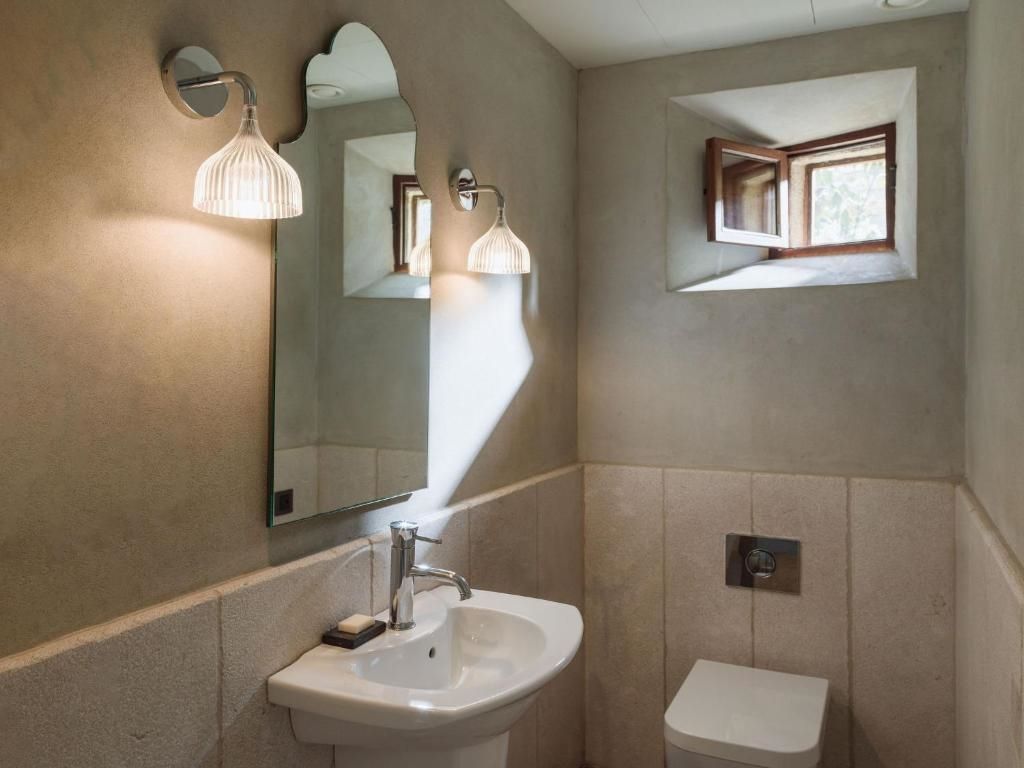 Modernes Badezimmer mit Tageslicht und eleganten Leuchten